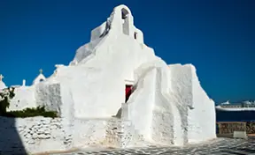 Paseo por la icónica Iglesia Paraportiani.