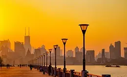 Cruza el río Huangpu en ferry para apreciar el contraste entre el Shanghai moderno y la Ciudad Vieja.