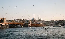 Paseo en el puente Gálatas sobre los Cuernos