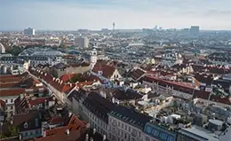 Visitar las emblemáticas avenidas de Viena.