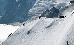 Vistas panorámicas de los Alpes nevados.