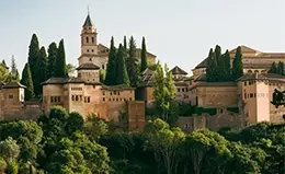 Descubre la majestuosa Alhambra en Granada.