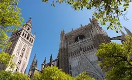 La catedral de Sevilla y su Giralda.