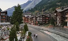 Paseo por las calles elegantes de Zermatt.