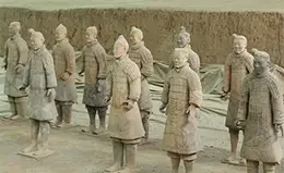 Explora los tesoros históricos en el Museo Guo y los imponentes carros funerarios de Sanmexia.