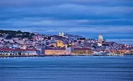 Llega a Lisboa, la ciudad de las 7 colinas, al atardecer.