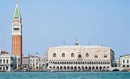 Traslado en barco a la emblemática zona de San Marcos en Venecia.