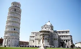 Admira la Torre Inclinada y conjunto artístico de Pisa.