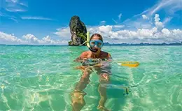 Aventuras acuáticas como snorkel y buceo.