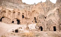 Explora el monasterio subterráneo