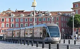 Visita el famoso Paseo de los Ingleses en Niza.