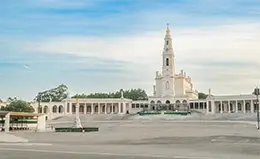 Visita el santuario de Fátima, un lugar de peregrinación.