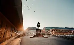 Disfruta de la iluminación nocturna en la Plaza del Ayuntamiento.