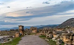 Explora la antigua ciudad de Hierápolis.