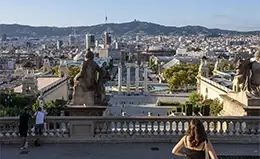 Sumergete en una visita panorámica por los puntos emblemáticos de Barcelona.