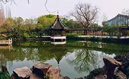 Explora el Jardín del Pescador, un remanso de paz en Suzhou.