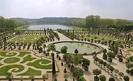 Explora el majestuoso Palacio de Versalles y sus jardines.