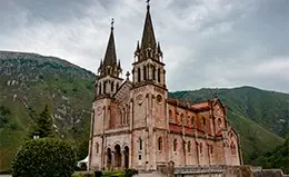 La basílica Covadonga en los picos de Europa.