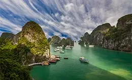 Navega por la legendaria Bahía de Halong, Patrimonio de la Humanidad.
