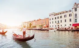Navega por los canales de Venecia en un encantador paseo en góndola