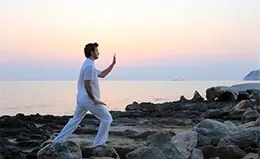 Participa en una clase de Tai Chi al amanecer en la Bahía de Halong.