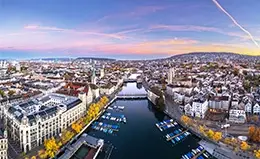 Disfruta de un paseo junto al lago en Zúrich.
