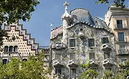 Explora la arquitectura modernista de Gaudí.