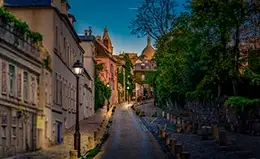 Toma el almuerzo en el vibrante Montmartre, el barrio bohemio donde en cada esquina se puede apreciar arte.