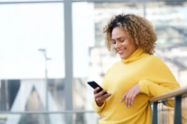 Viajera usando su celular con eSIM de Tour Experto